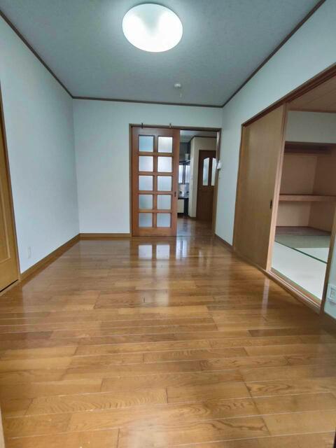 ドミール伊勢町第二洋室