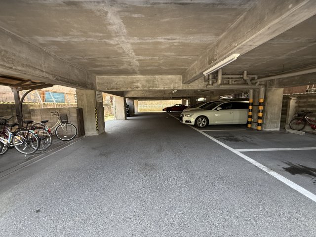 リアナ三塚一番館駐車場