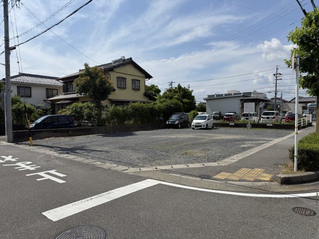 リアナ三塚一番館駐車場