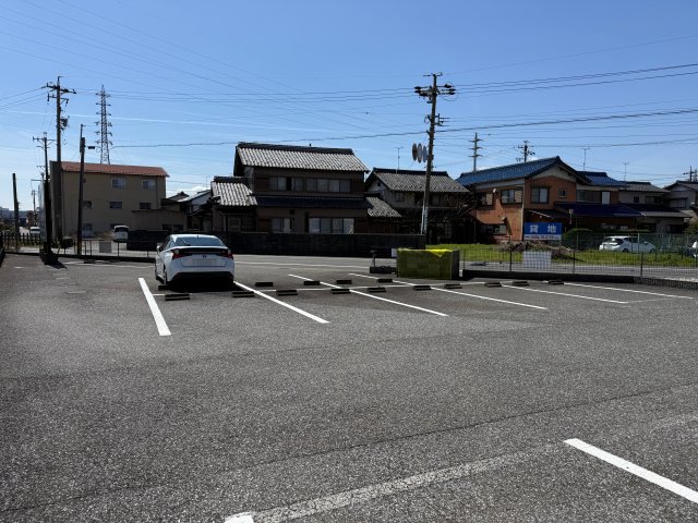 ウィートハウス駐車場