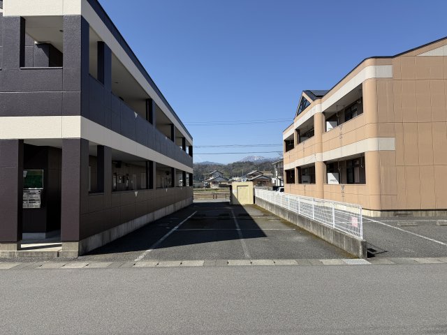 メイプルハウス駐車場