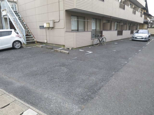 フジハイツ 1階駐車場
