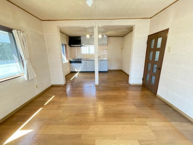 若葉区中田町戸建 1居間・リビング