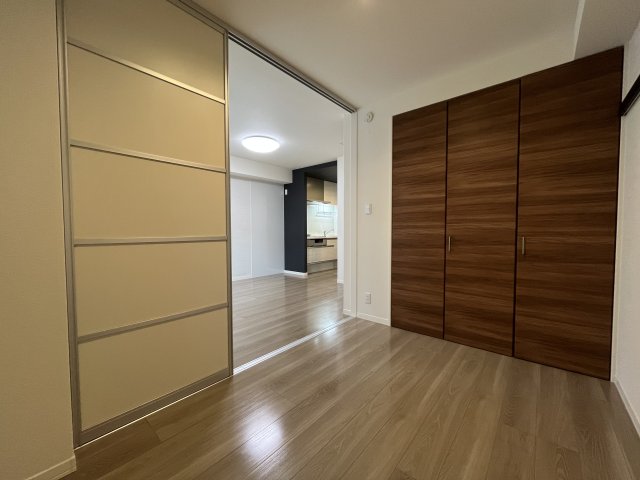 ウェストヒルズ 1階洋室