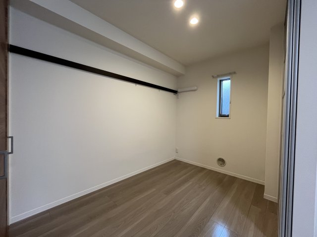 ウェストヒルズ 1階洋室