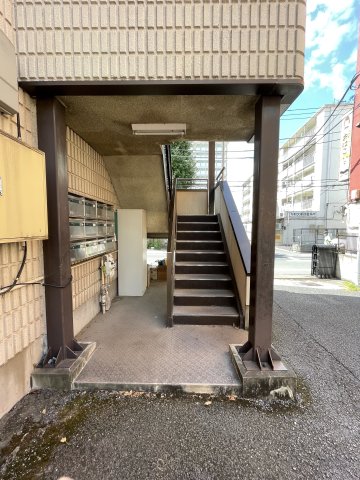 第五志伊ビル 2階エントランス