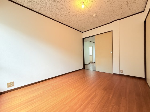 ローズビル 2階洋室