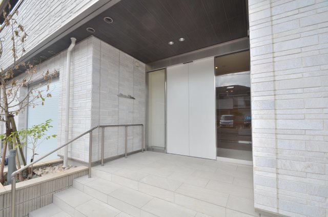 ラヴェニール　テラス 3階エントランス