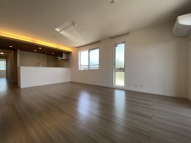 ソレアード泉 303居間・リビング