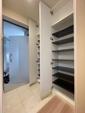 THE CARAMEL CLUTCH 4階玄関