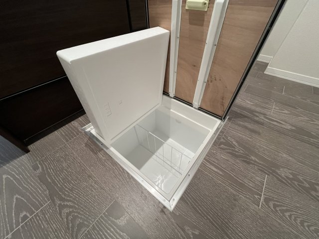 メゾンエレガンス 1階収納