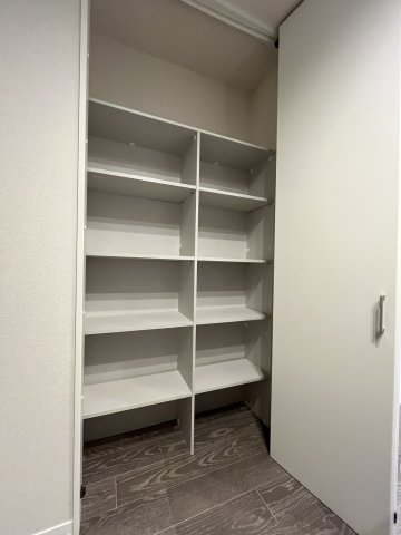 メゾンエレガンス 1階収納