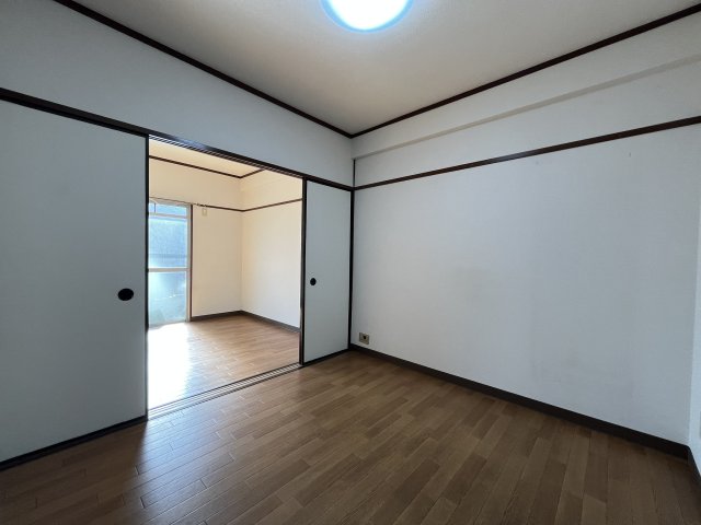長岡マンション 2階洋室