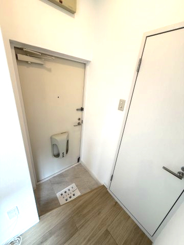 アライビル 3階玄関