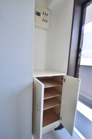 クレストカーサIDA 4階玄関