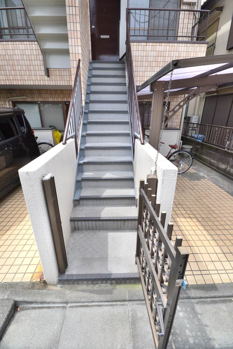 本間ビル 3階エントランス