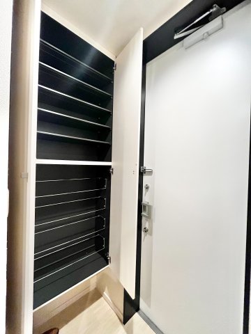 メゾン　ドゥ　ルミエール 2階玄関