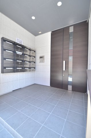 メゾン　ドゥ　ルミエール 2階エントランス