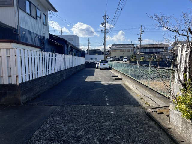 岡田826 102駐車場