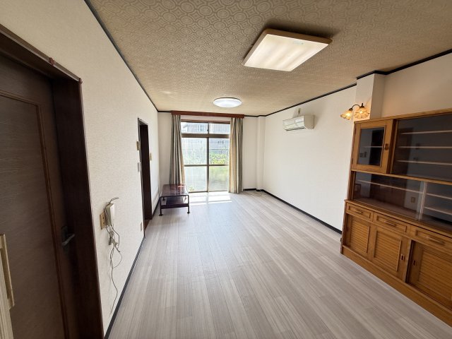 大垣市世安町貸家 1居間・リビング