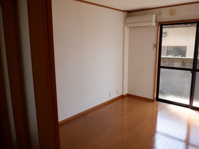 マリンハイツ 102号洋室